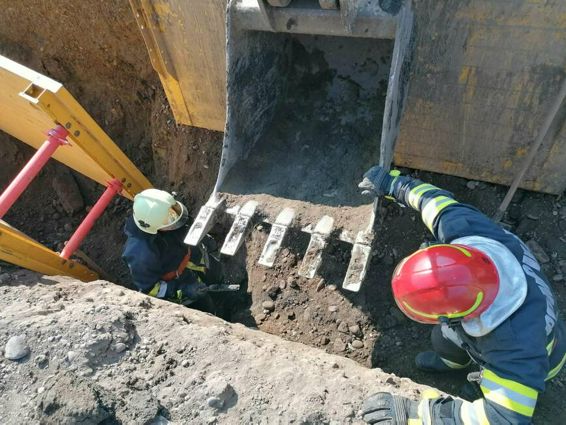 Persoana prinsa sub un mal de pamant in urma unor lucrari de canalizare | imaginea 1