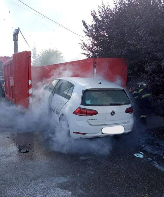 Prima interventie de stingere a unui incendiu la un autoturism electric | imaginea 1