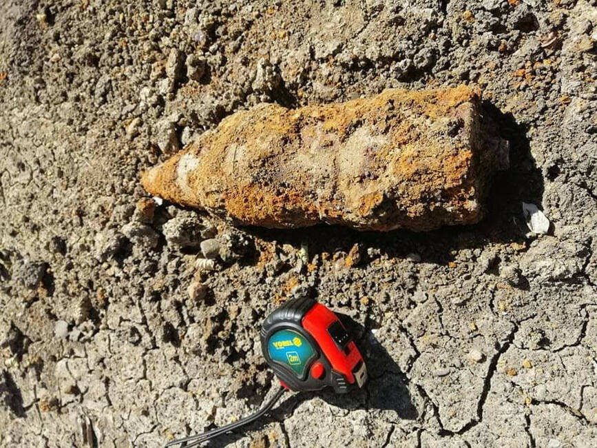 Proiectil neexplodat  descoperit in urma unor sapaturi arheologice | imaginea 1