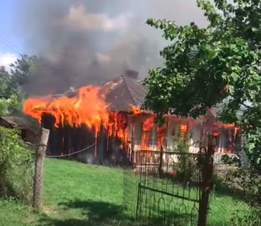 Un barbat a suferit arsuri  dupa ce locuinta lui a fost cuprinsa de flacari | imaginea 1