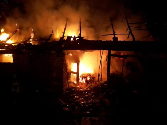Un trasnet a declansat un incendiu la o sura | imaginea 1