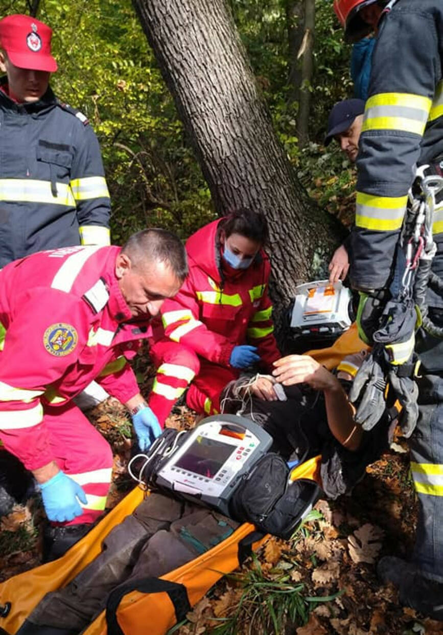 Au intervenit de urgenta pentru extragerea unei persoane prinse sub un copac cazut | imaginea 1