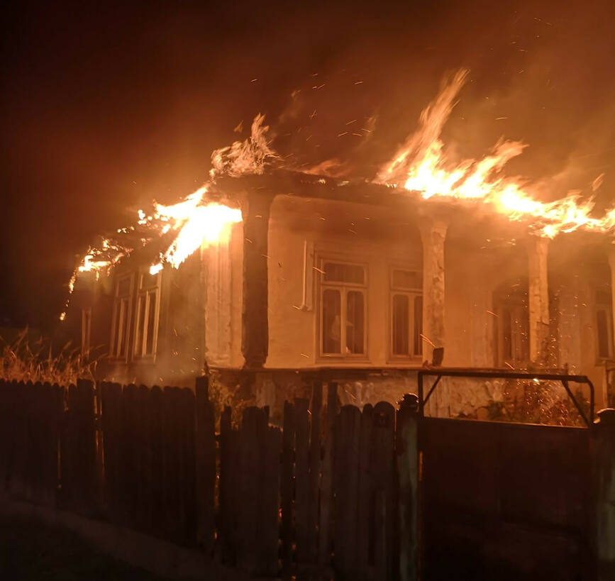 Doua locuinte  afectate de incendiu intr o singura noapte | imaginea 1