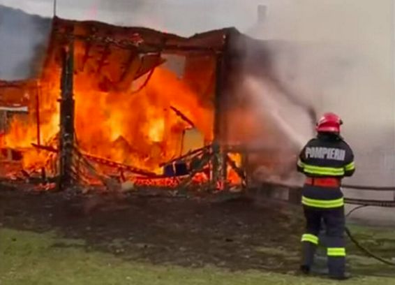 Incendiu devastator la constructiile anexe ale unei gospodarii | imaginea 1