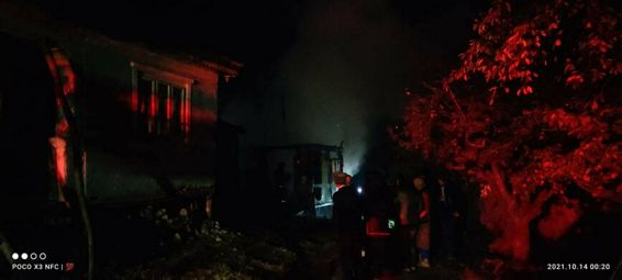 Incendiu generalizat la o locuinta de la un cos de fum neizolat corespunzator | imaginea 1