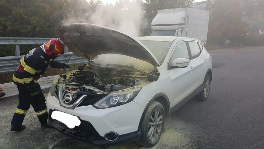 Incendiu izbucnit la un autoturism   Nicio persoana nu a fost ranita | imaginea 1