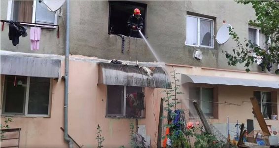 Incendiu la o garsoniera 25 de persoane au fost evacuate din bloc | imaginea 1