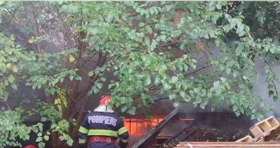 Incendiu puternic la doua cladiri situate in Slatina | imaginea 1