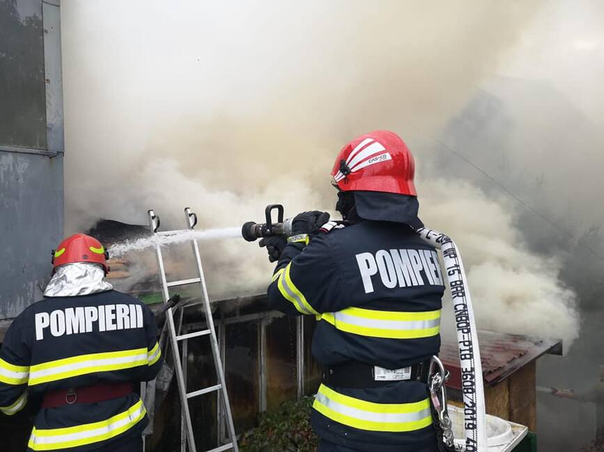 Incendiu violent la un bloc din Galati | imaginea 1