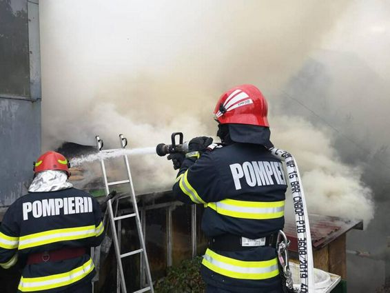 Incendiu violent la un bloc din Galati | imaginea 1