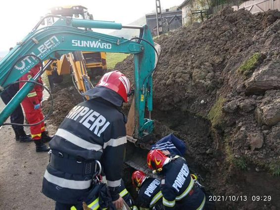 Interventie contracronometru pentru extragerea unui barbat prins sub un mal de pamant | imaginea 1