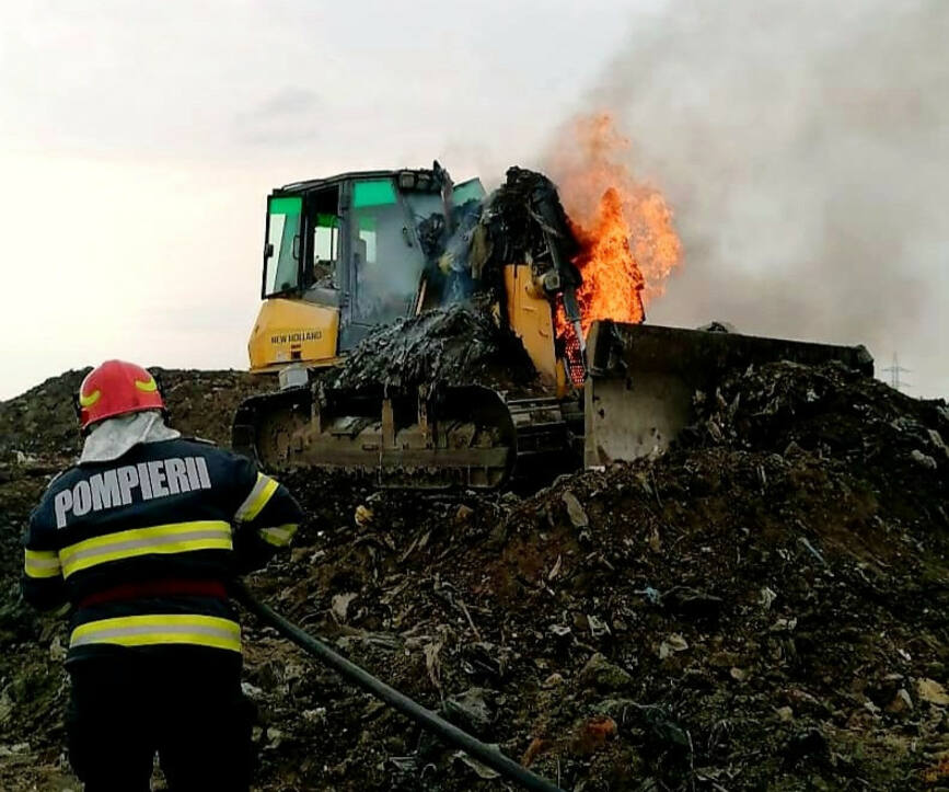 Un excavator a luat foc  pe un teren unde efectua lucrari | imaginea 1