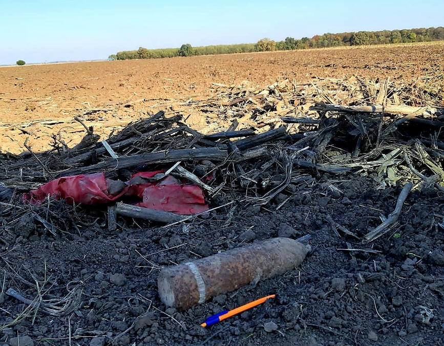 Un proiectil exploziv a fost gasit pe un teren agricol | imaginea 1