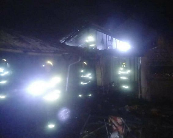 3 ore de interventie la un incendiu generalizat intr o gospodarie din Videle | imaginea 1