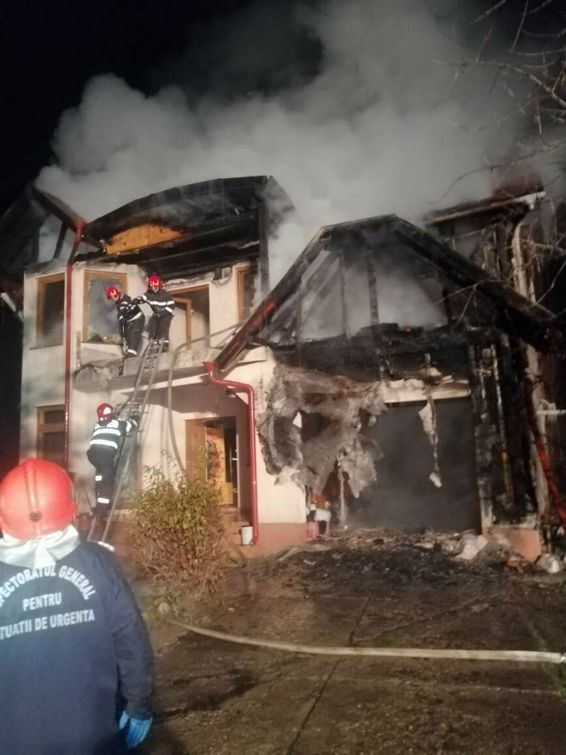 Au luptat 4 ore cu flacarile la un incendiu generalizat | imaginea 1