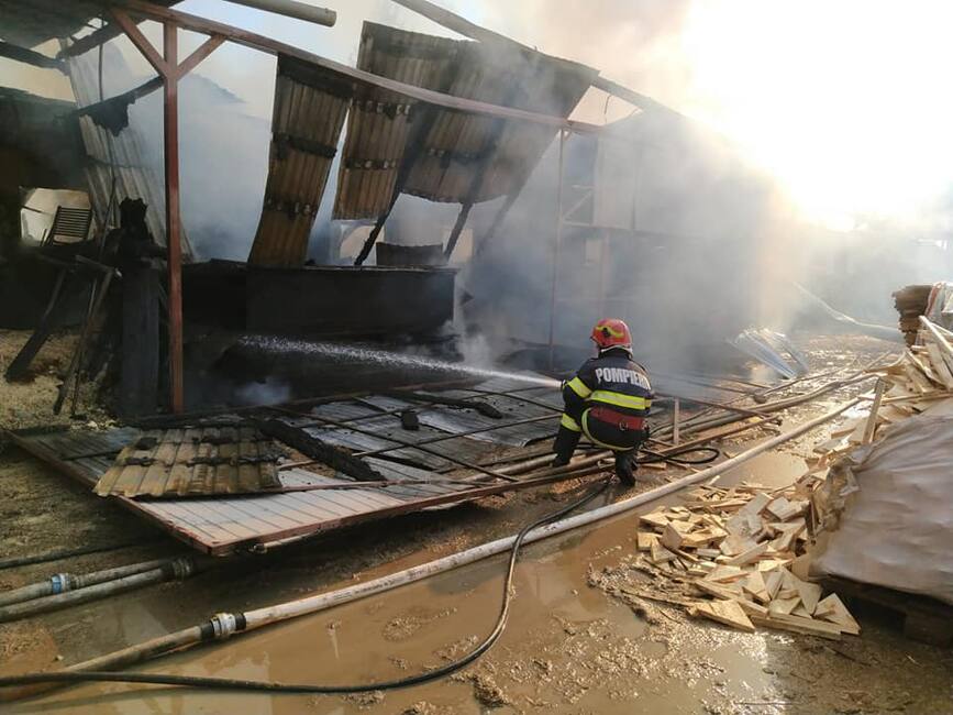 Incendiu de amploare la hala de productie a unui atelier de prelucrare a lemnului | imaginea 1