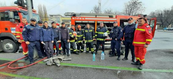 Incendiu izbucnit intr un bloc de locuinte 50 de locatari au fost evacuati | imaginea 1