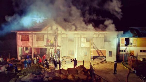 Incendiu izbucnit la etajul unei cladiri unde erau depozitate plante furajere | imaginea 1