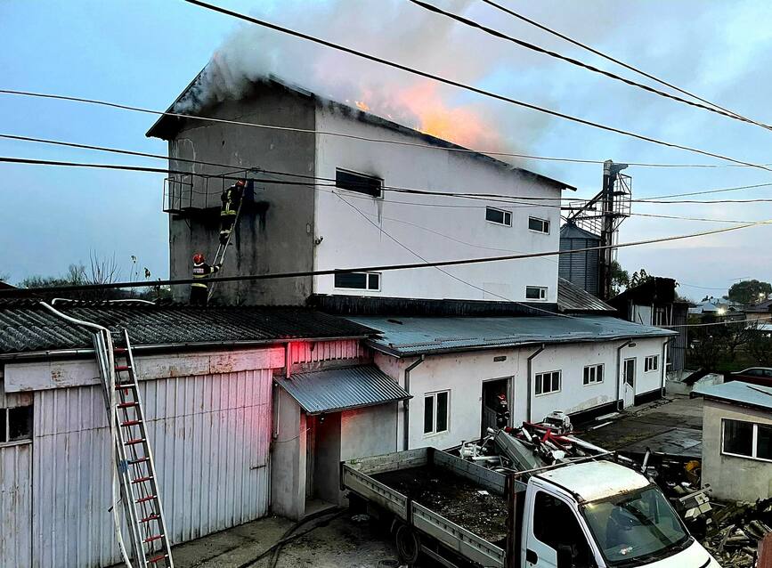 Interventie cu 4 autospeciale la un incendiu izbucnit la o moara dezafectata | imaginea 1