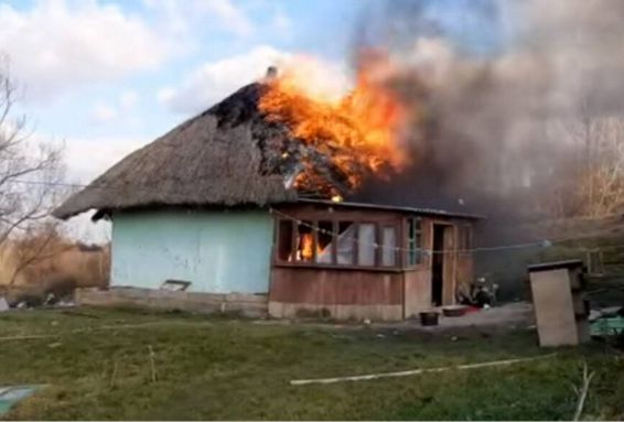 O familie cu 3 copii a ramas fara acoperis deasupra capului in urma unui incendiu | imaginea 1