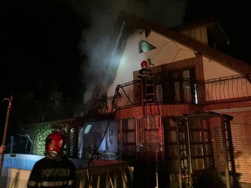 Un incendiu violent a cuprins acoperisul unei case | imaginea 1