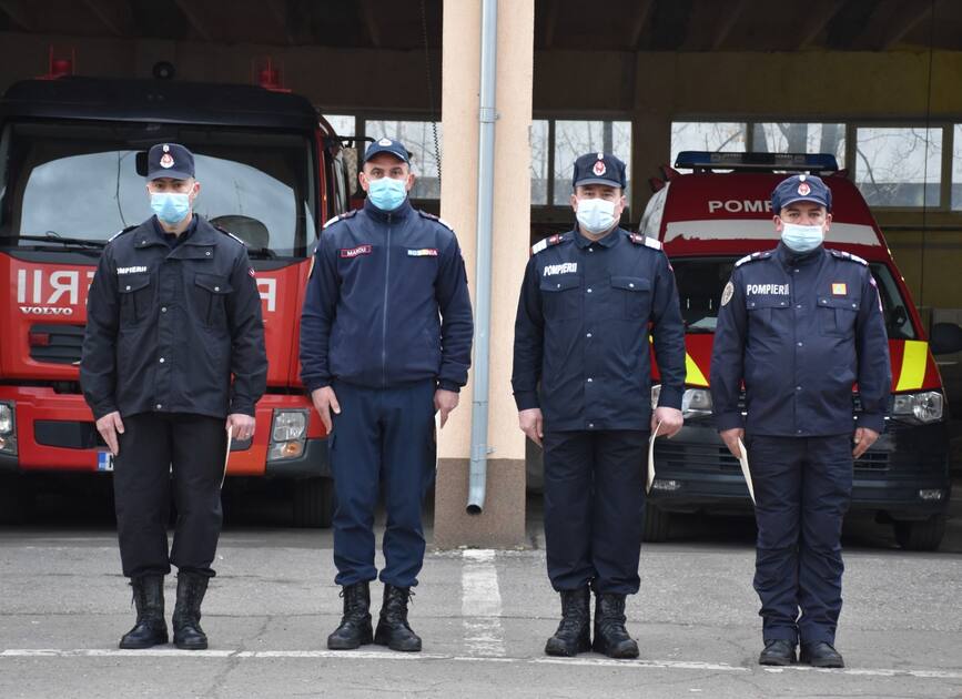 Au intervenit  din proprie initiativa  la incendiu de bloc si accident rutier | imaginea 1