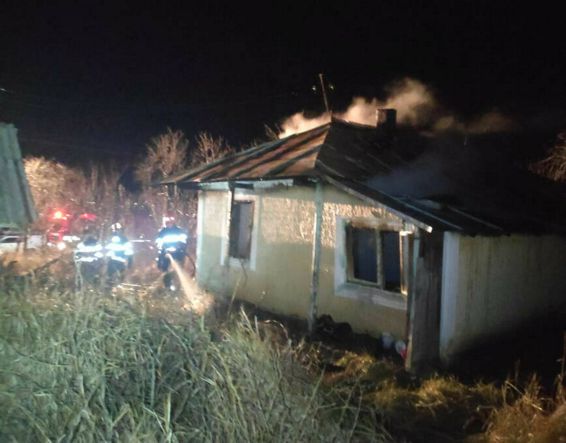 Casa i a luat foc de la o lumanare aprinsa | imaginea 1