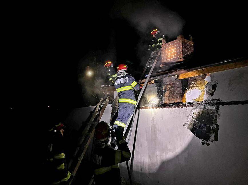 Foisorul unei familii a luat foc din cauza jarului cazut pe materiale combustibile | imaginea 1