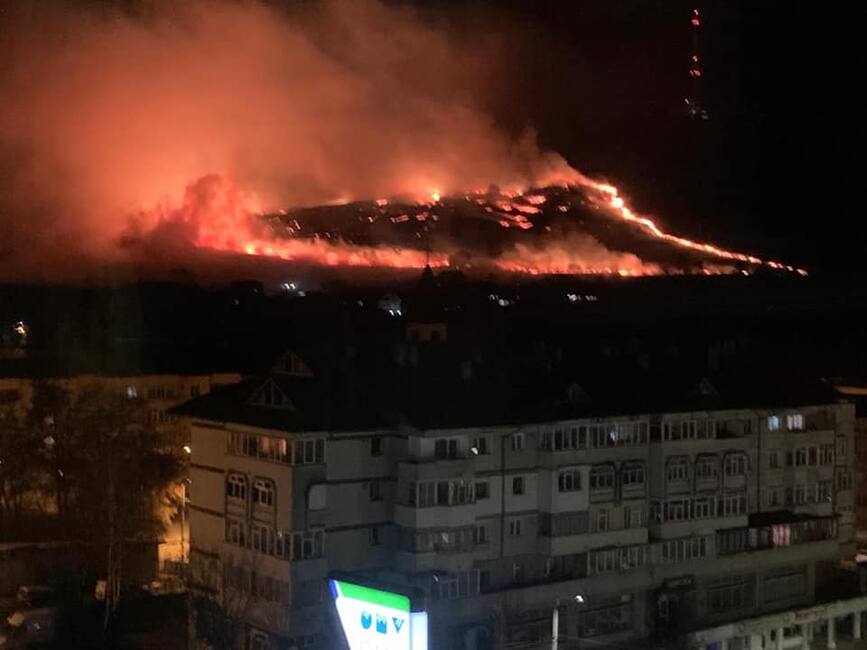 Incendiu de vegetatie uscata in Piatra Neamt | imaginea 1