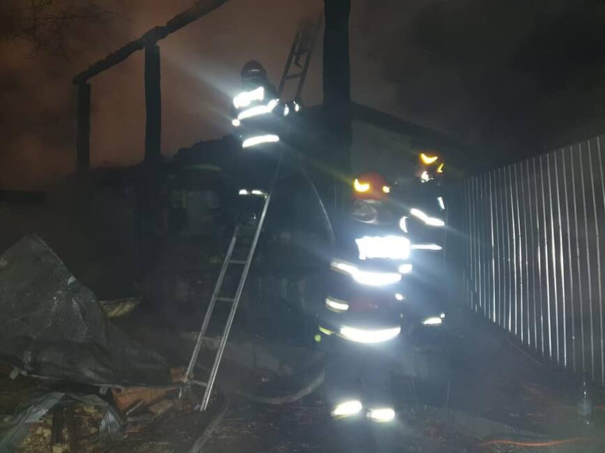 Incendiu din cauza jarului nestins in apropierea materialelor combustibile | imaginea 1