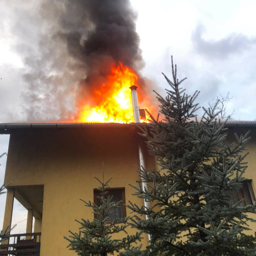 Incendiu violent la acoperisul unui imobil | imaginea 1