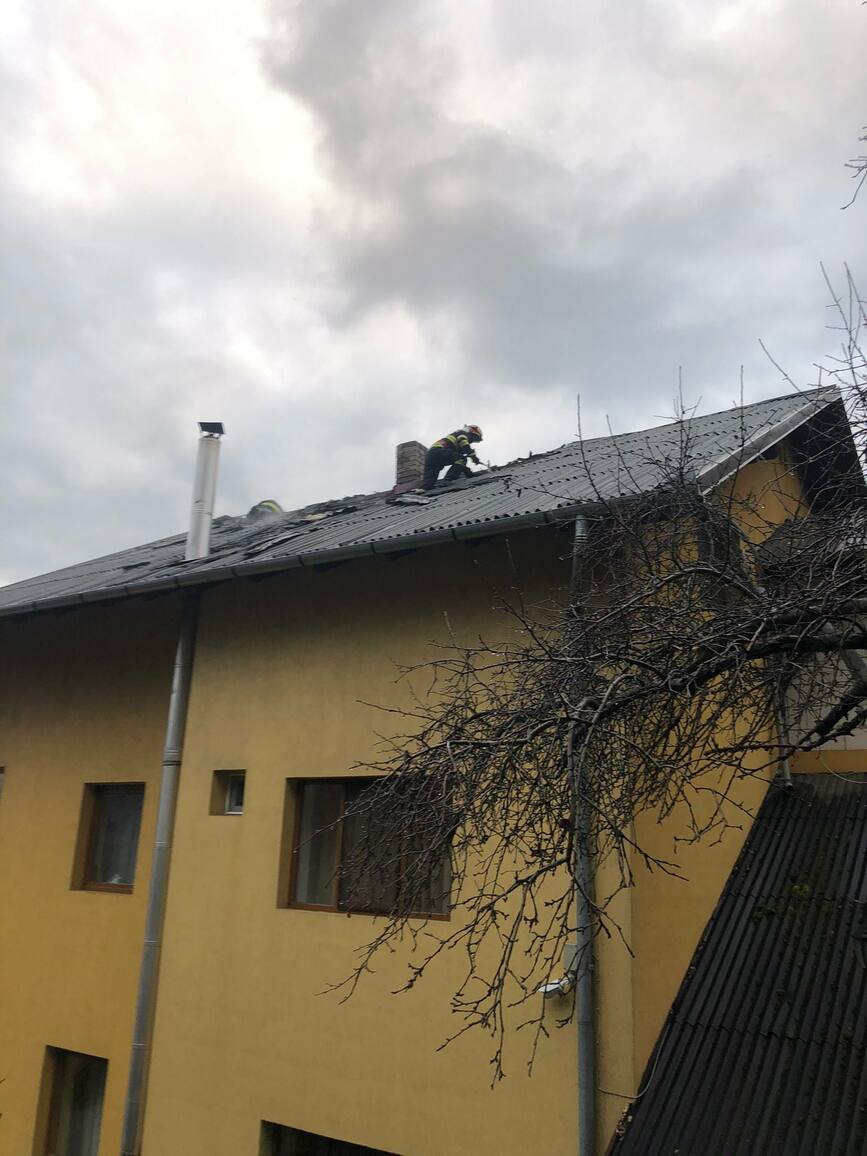 Incendiu violent la acoperisul unui imobil | imaginea 2