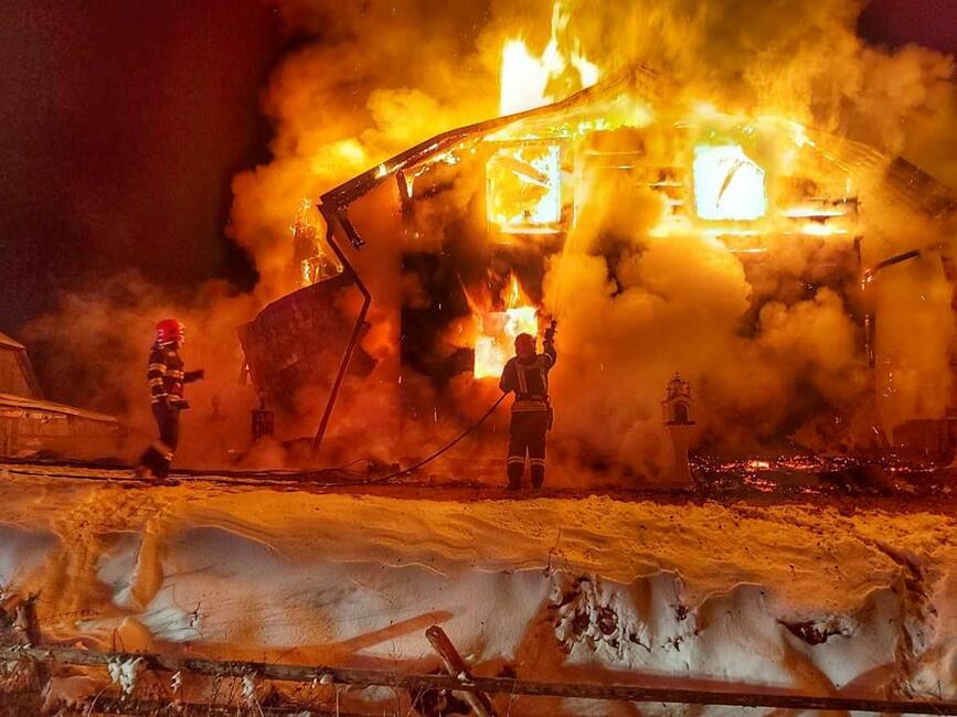 Un puternic incendiu a cuprins o casa de locuit | imaginea 1