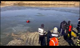 Barbat cazut cu un buldoexcavator in lacul unei balastiere | imaginea 1