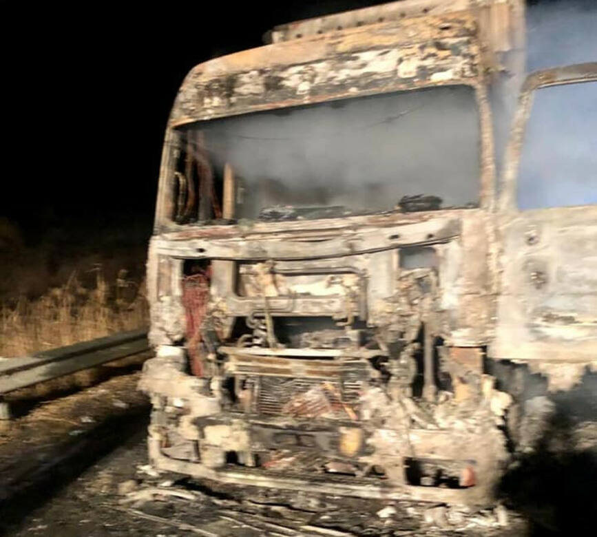 Capul tractor al unui TIR a luat foc  pe autostrada A1 | imaginea 1