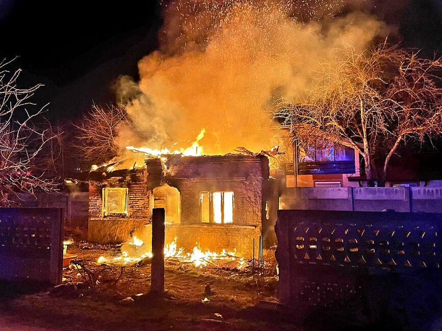 Casa unei femei a ars intr un incendiu violent | imaginea 1