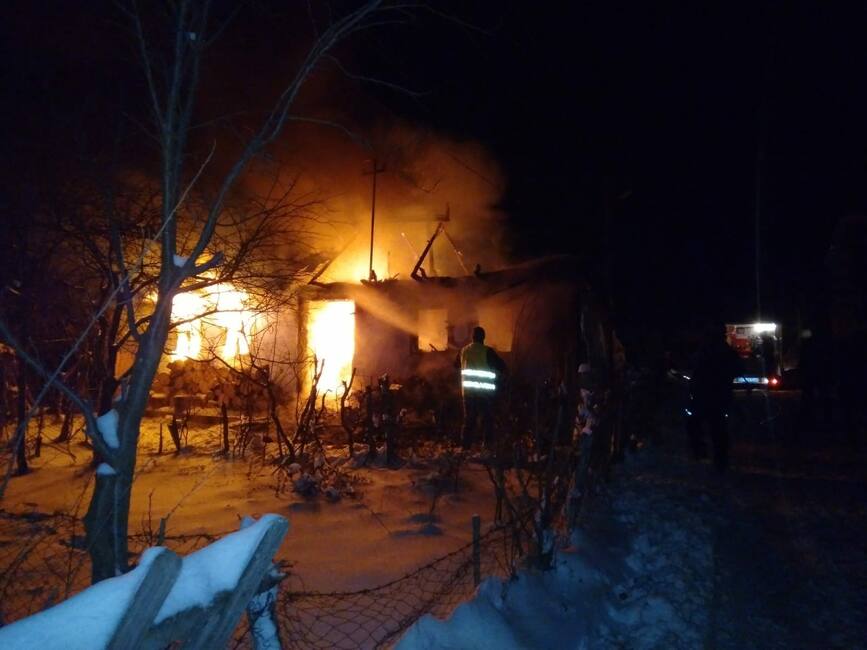 Casa unui varstnic a luat foc din cauza jarului cazut din soba | imaginea 1