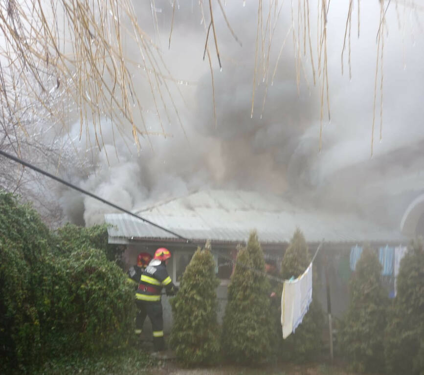 Incendiu de casa  lichidat prompt de pompierii din Urziceni | imaginea 1