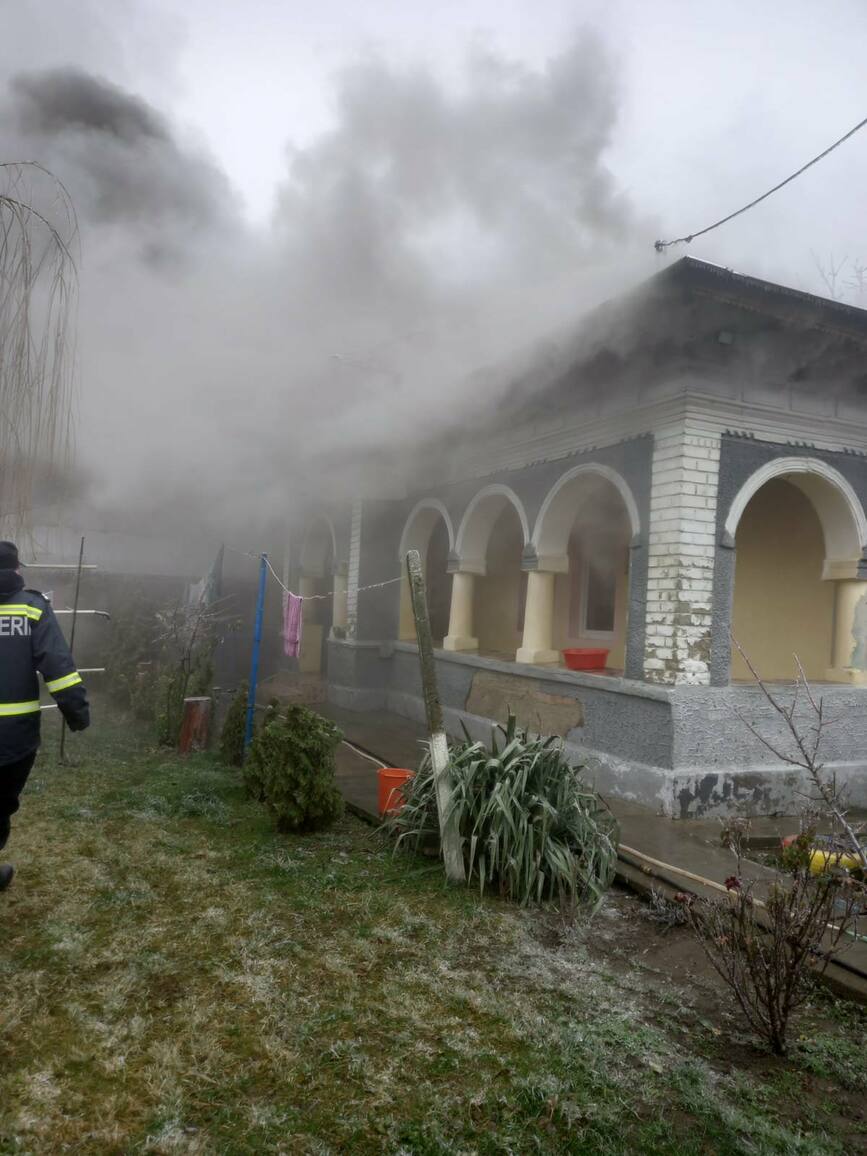 Incendiu de casa  lichidat prompt de pompierii din Urziceni | imaginea 2