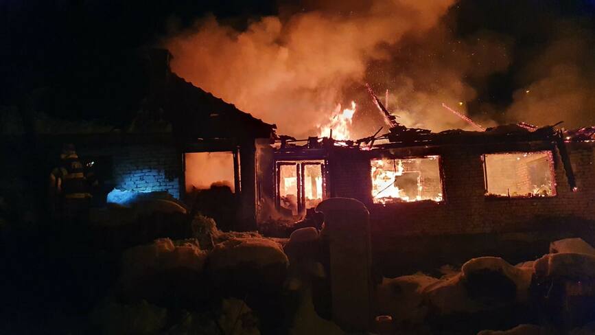 Incendiu de proportii la o casa din Petrosani | imaginea 1