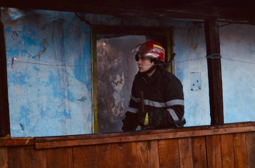 Alaturi de pompierii clujeni  a intervenit la un incendiu de casa | imaginea 1