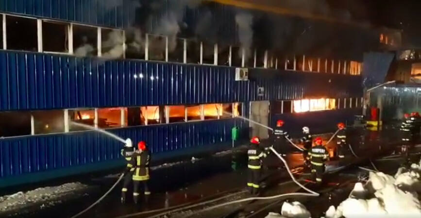 Incendiu la o fabrica in apropiere de Targu Lapus | imaginea 1