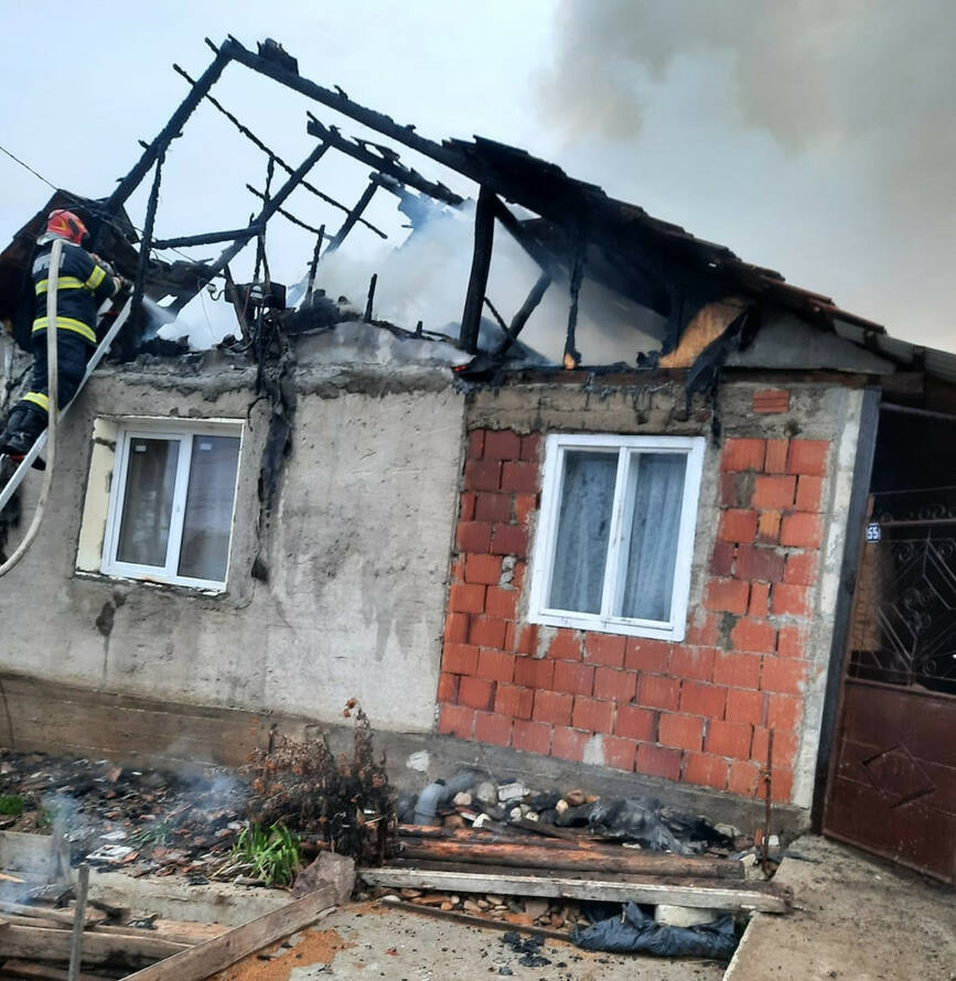 Incendiu violent la o casa din Sebis | imaginea 1
