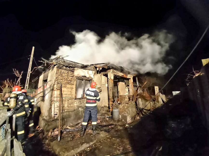 O casa din Slobozia a ars intr un incendiu violent | imaginea 1