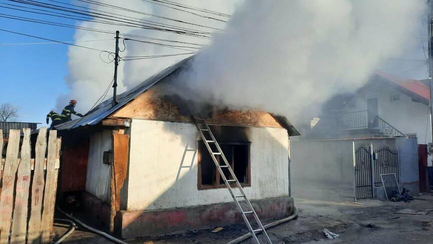 Doua incendii la case de locuit   Victima  transportata la spital | imaginea 2