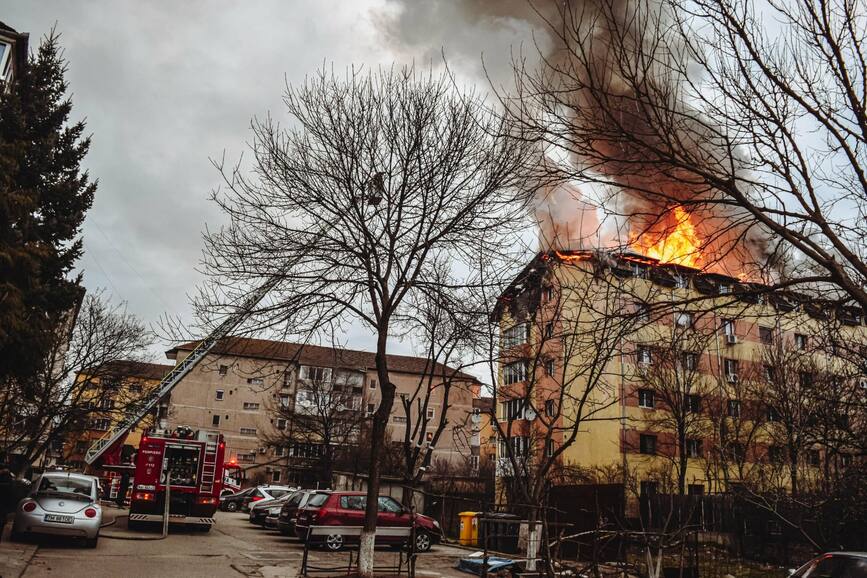 Incendiu de proportii la mansarda unui bloc din Timisoara | imaginea 1