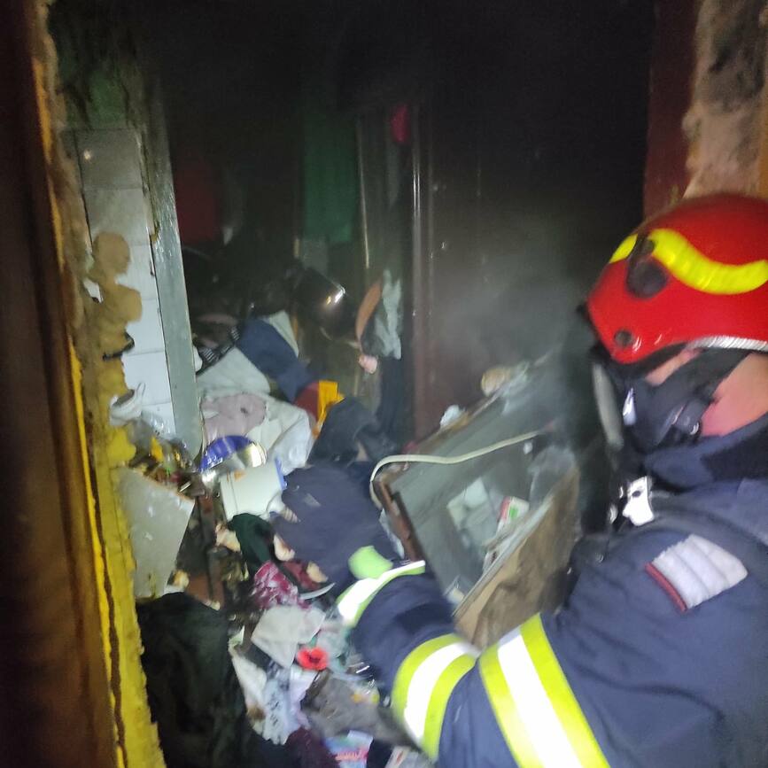 Incendiu la etajul 3 al unui bloc de locuinte din Deva | imaginea 1