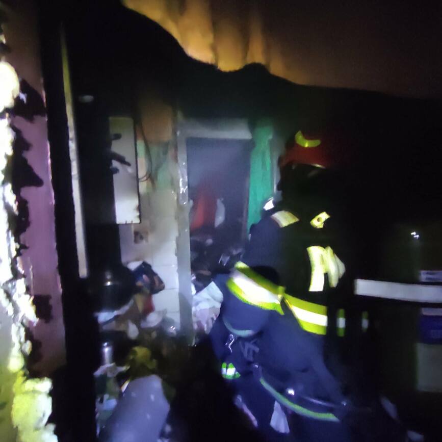 Incendiu la etajul 3 al unui bloc de locuinte din Deva | imaginea 2