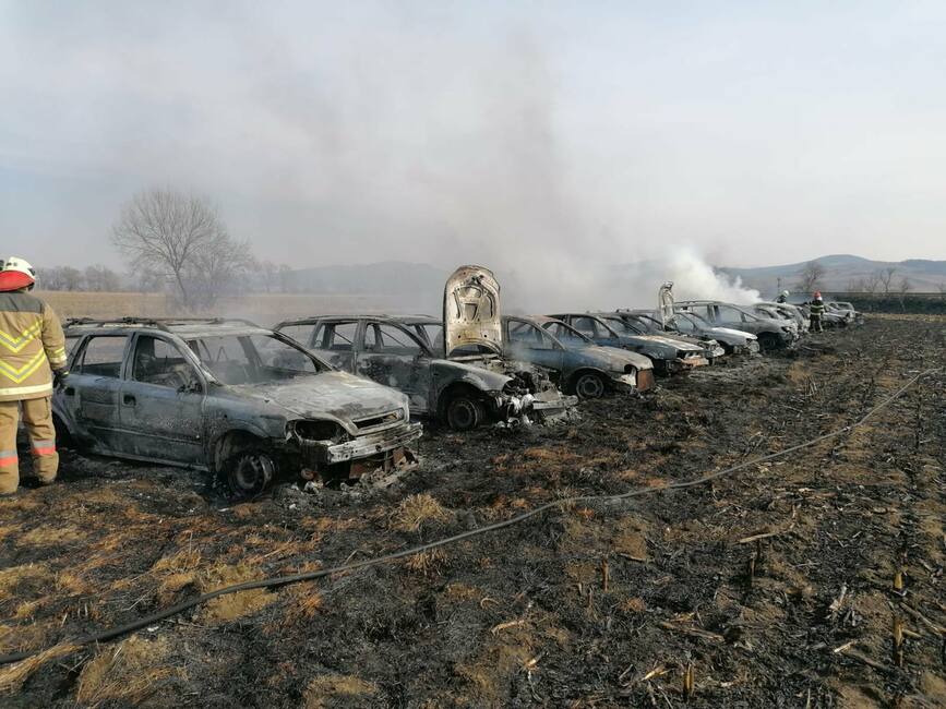 Incendiu la un centru de dezmembrari   Au ars 29 de autoturisme | imaginea 1