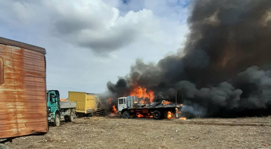 Trei camioane au ars intr un incendiu | imaginea 1
